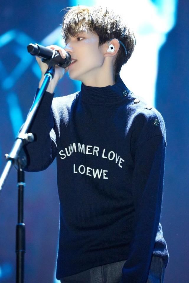 即使远在挪威王源也穿着易烊千玺喜欢的服装品