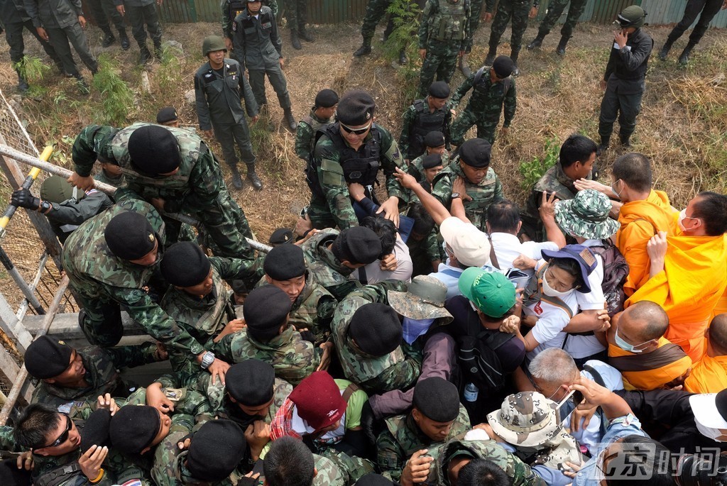 泰国僧人组"人墙"与警察对峙 双手合十