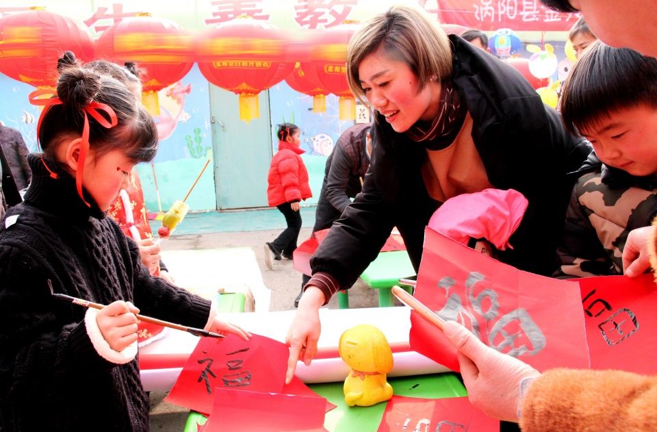 幼儿园年俗文化节:家长现场蒸炸忙的直冒汗