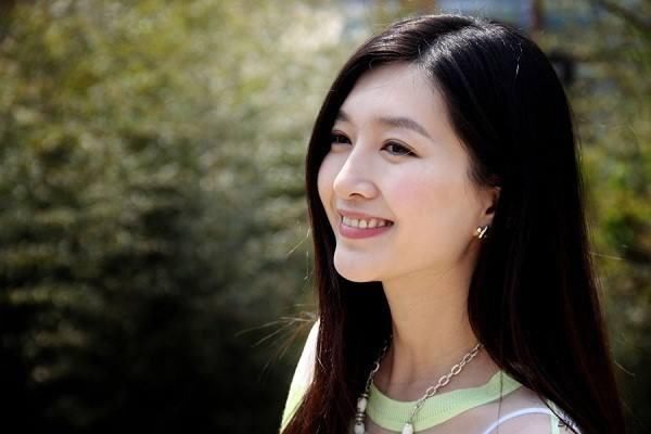 19岁出道,胡歌前女友,搭档孙红雷走红,烈焰红唇,气质出众!