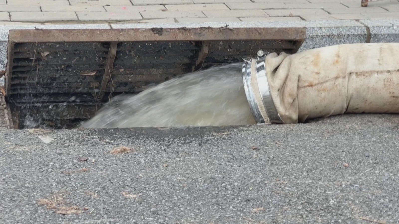 全力保供电!线缆隧道积水2米深 北京电力紧急抽排 全力保供电!线缆隧道积水2米深 北京电力紧急抽排