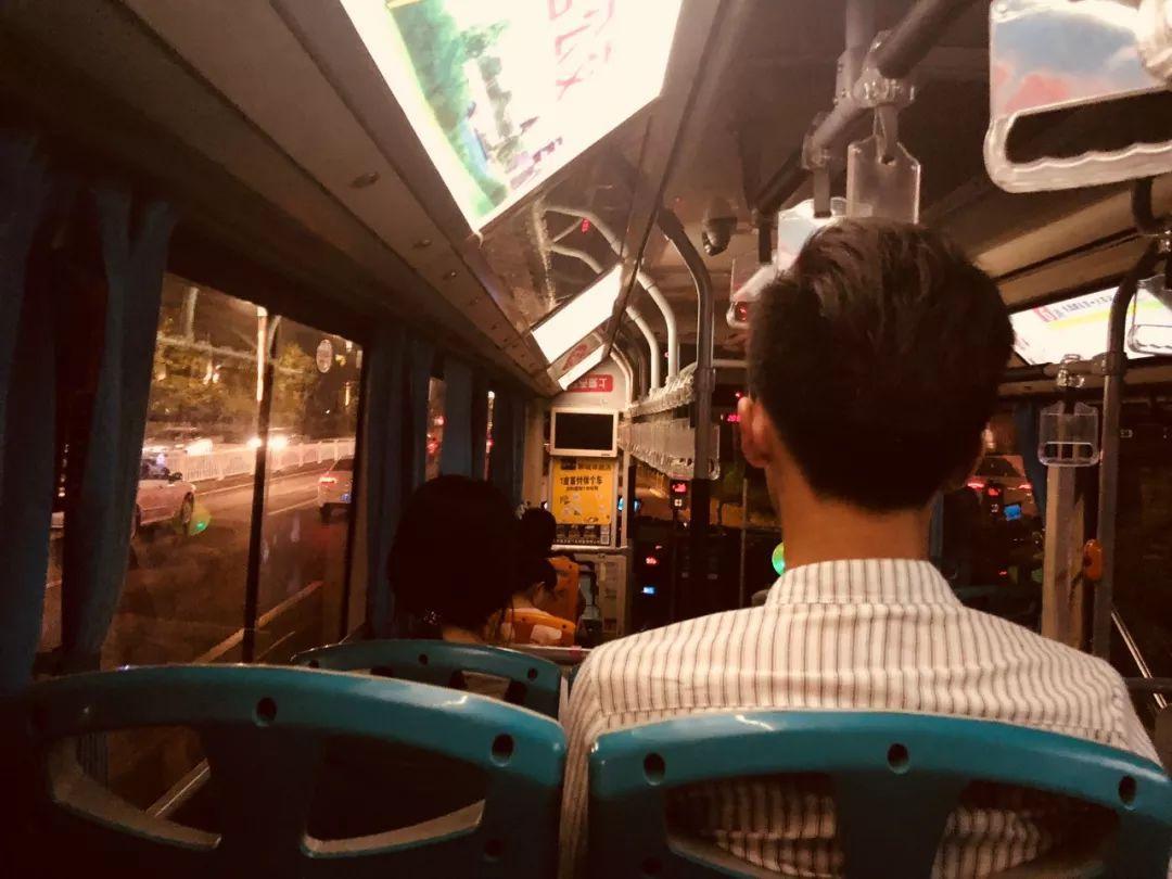 在聊城坐一辆夜晚末班公交车,去遇见一个不一