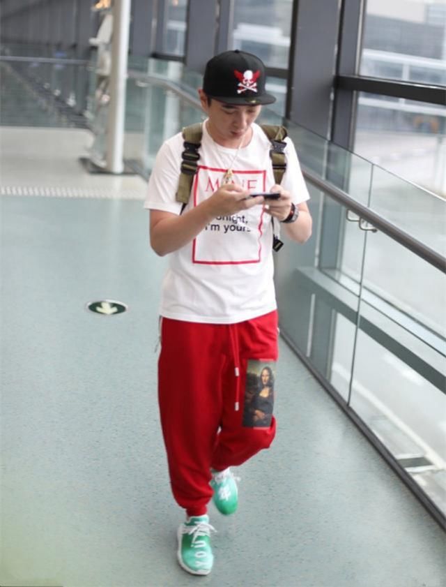 机场现身,一改往日邋遢一身潮装,T恤上英文暴