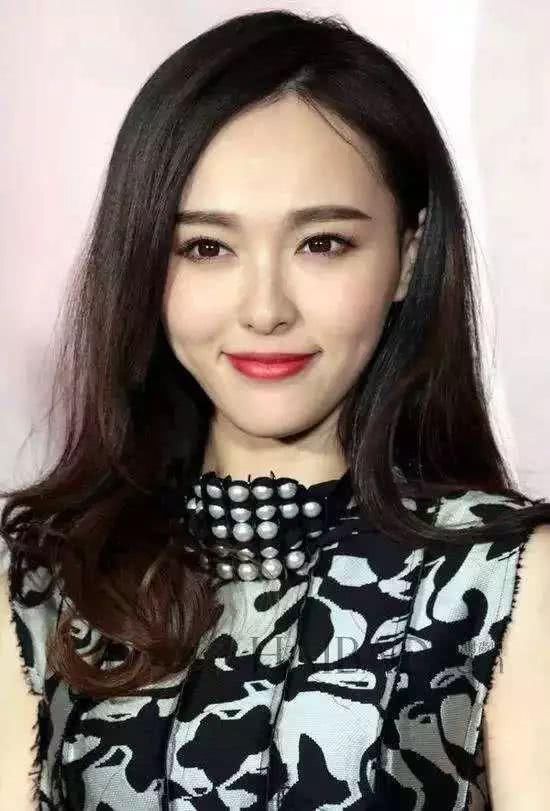 郑爽贴痘痘贴出席活动,烟熏妆+晒伤腮红,这妆