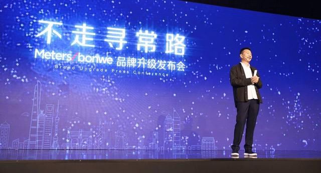 17岁欠债30万今成服装大王,女儿不愿跟他姓,却