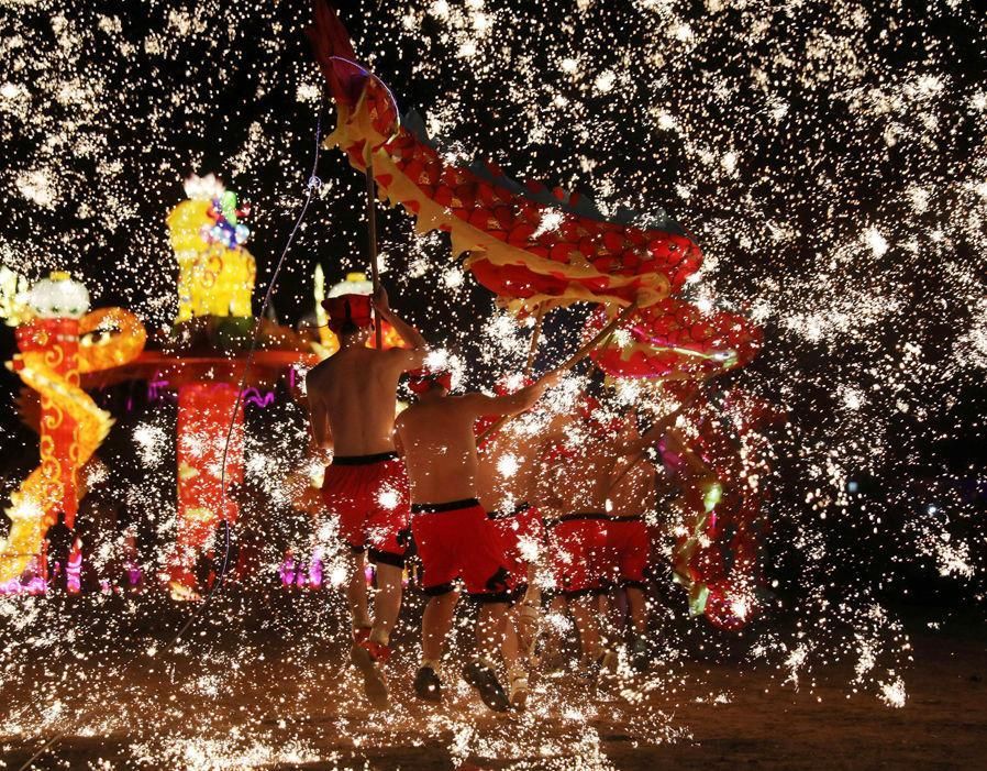 外国人眼里的中国春节:舞狮舞龙狗灯笼,财神爷