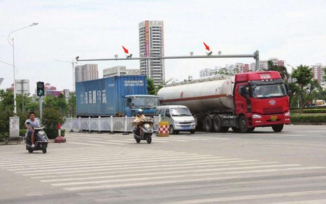 开车经过红绿灯的时候,摄像头闪了一下,这是被