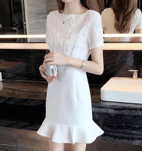 收腰设计,修饰出更为纤细的曲线.