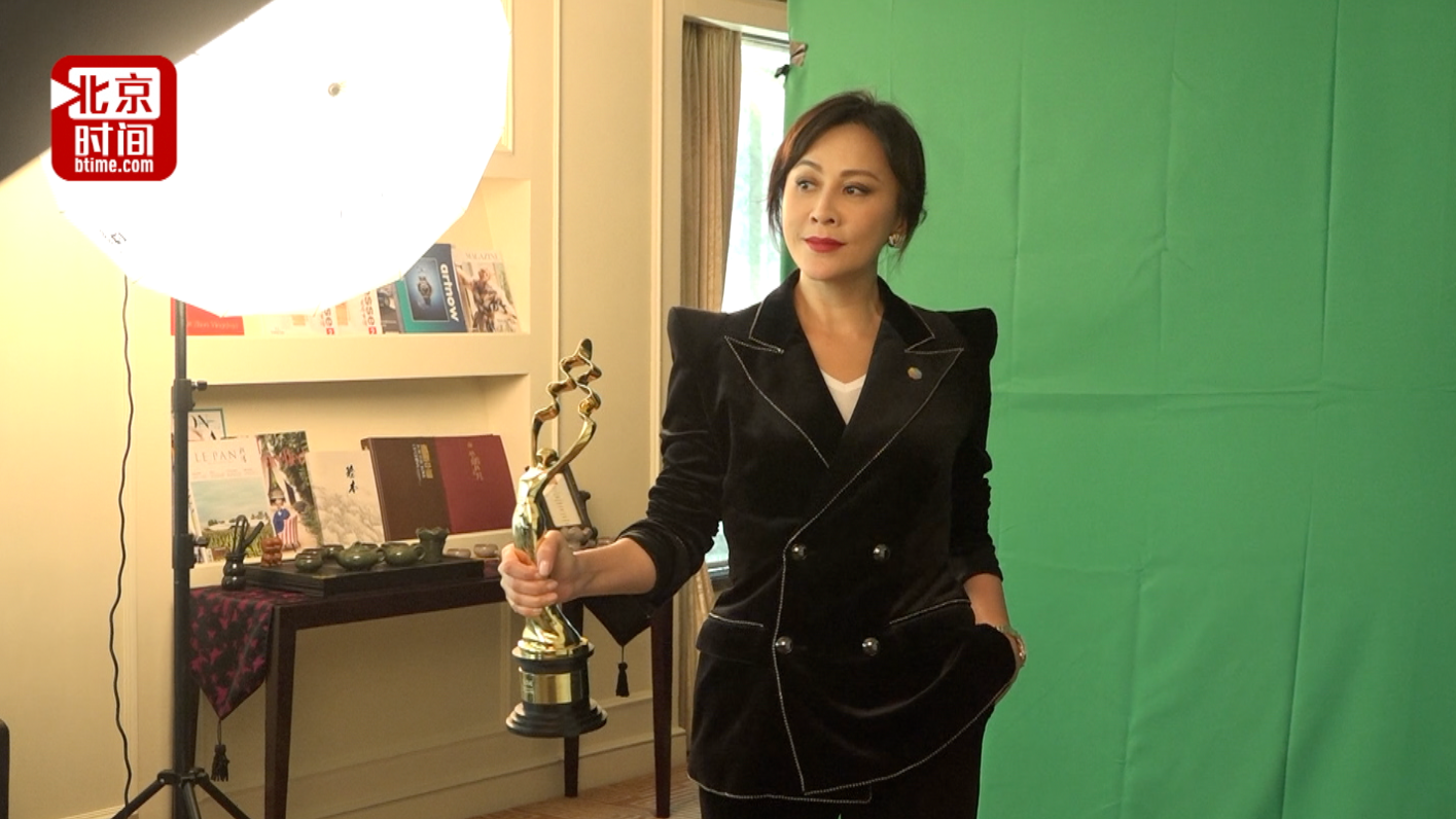 花絮曝光!刘嘉玲拍摄北京国际电影节定妆照 低领西装气场十足 花絮曝光!刘嘉玲拍摄北京国际电影节定妆照 低领西装气场十足