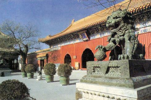 雍亲王府连贵为亲王的府邸大门也只有三个门,而宁国府竟然有五个门.