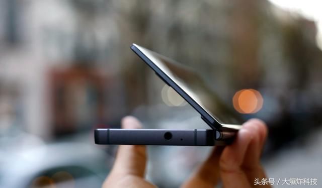 国产手机良心价!中兴双屏手机:国外售价高于国