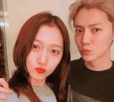 鹿晗关晓彤订亲了?关爸爸晒相片露漏洞 将在9