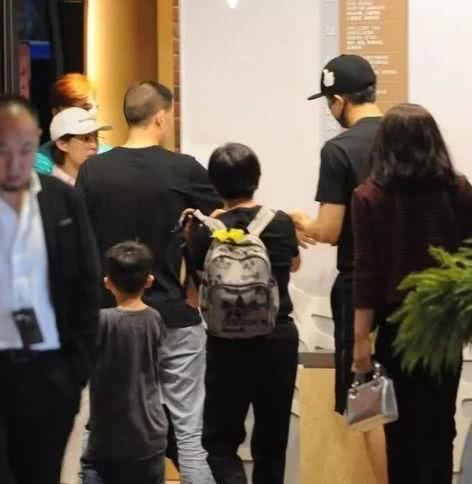 邓超一家现身商场逛街,孙俪穿着引网友赞 整个