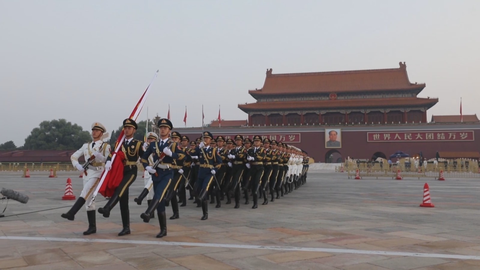 北京卫戍区组织抗洪抢险官兵代表观看升国旗仪式