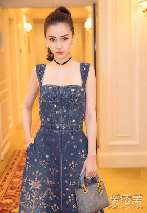 angelababy现身迪奥秋冬大秀 两款吊带裙look美极了!