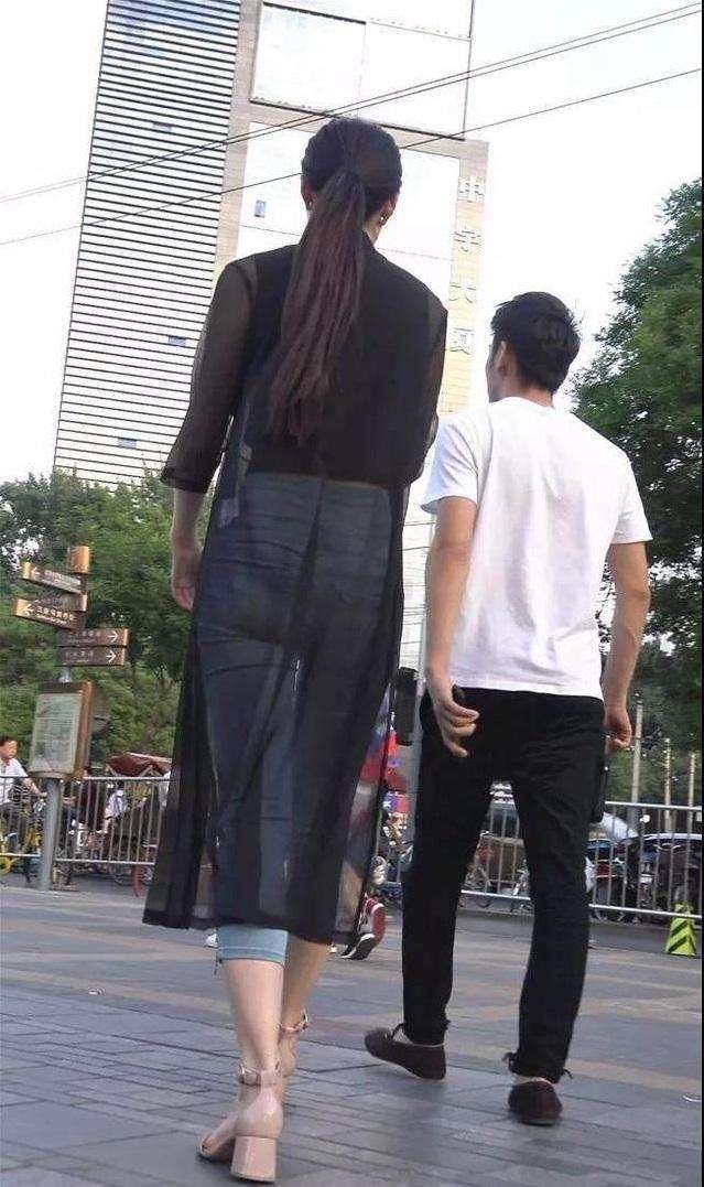 身高153和178配吗,173和178身高差距图 街拍 身高178cm体重54kg的姑娘 t恤配牛仔裤 简直美得要开挂