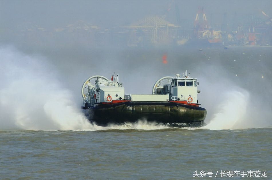 氣墊登陸艇乘風破浪