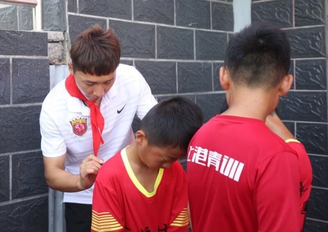 世界杯假期做什么?上港球员张卫赴灵璧举办青