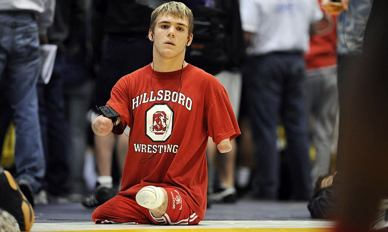 他问校长可否加入摔跤校队。校长没有拒绝，当时的教练还鼓励他参加。就这样，他成了学校的摔跤选手。