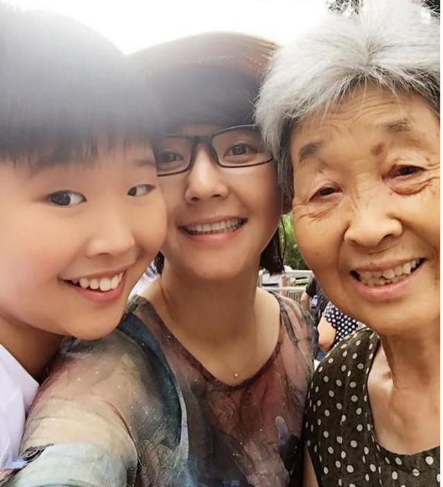 44岁方琼全家福,老公长得有点磕碜,网友:幸好孩子长相随妈!