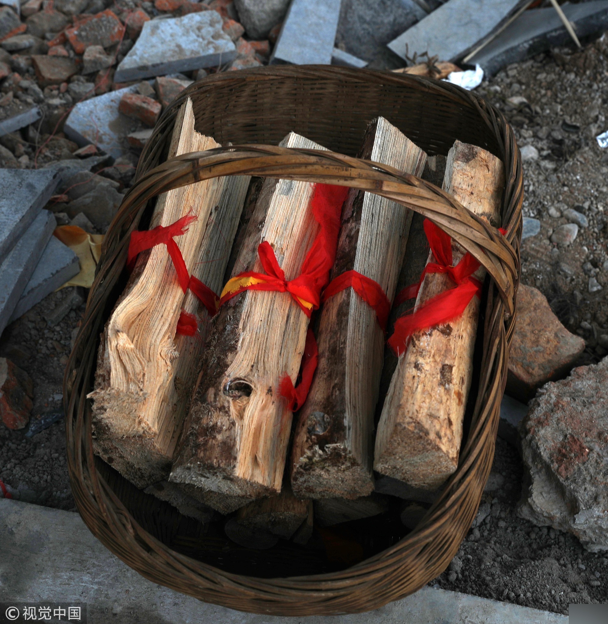 湖北一寺庙游客烧香求财 1捆"柴"8元