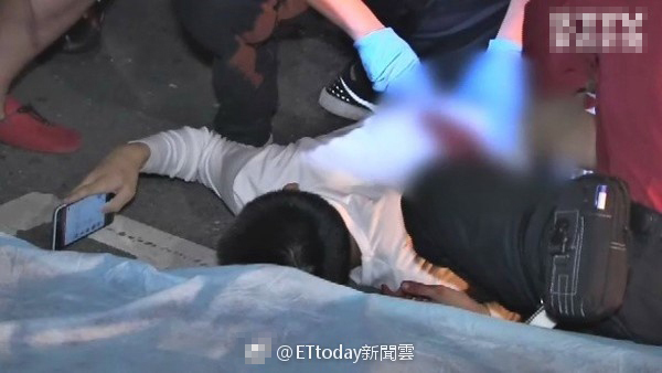 15岁少年遭砍伤 倒地后淡定滑手机