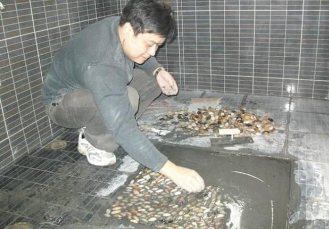 越来越多人卫生间地面不贴瓷砖,开始这样做,好