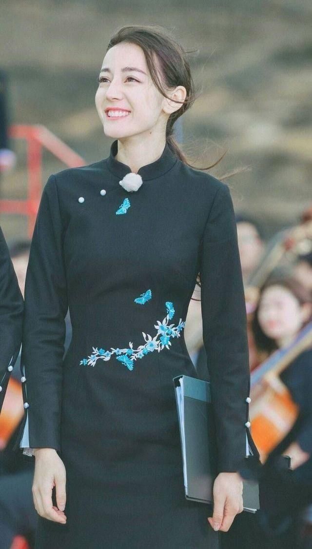 看了迪丽热巴穿旗袍,再看看关晓彤,特想问鹿晗