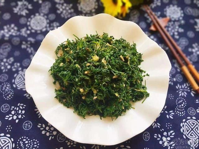 很多人用它来包饺子炒菜吃,孕妇要注意了荠菜里面的成分会刺激子宫