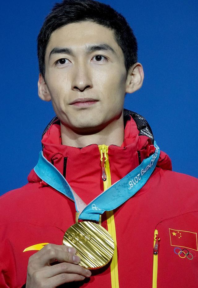 图片回顾武大靖夺金路 两破世界纪录手指国旗