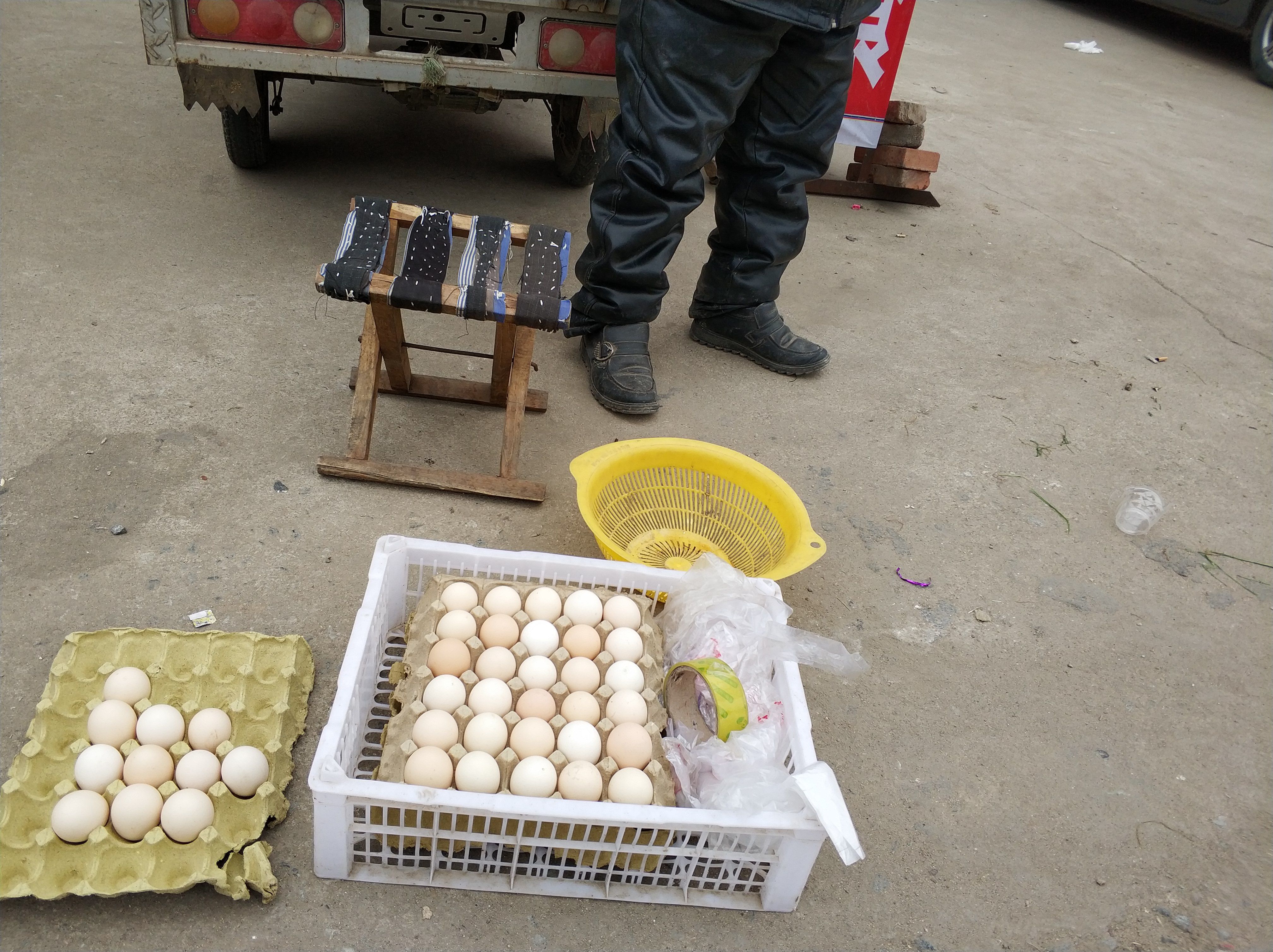 七旬大爷路边卖土鸡蛋,9毛钱一个,朋友看出"破绽"不让购买