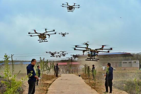 港媒:内地农民利用无人机喷农药 缓解劳动力短缺