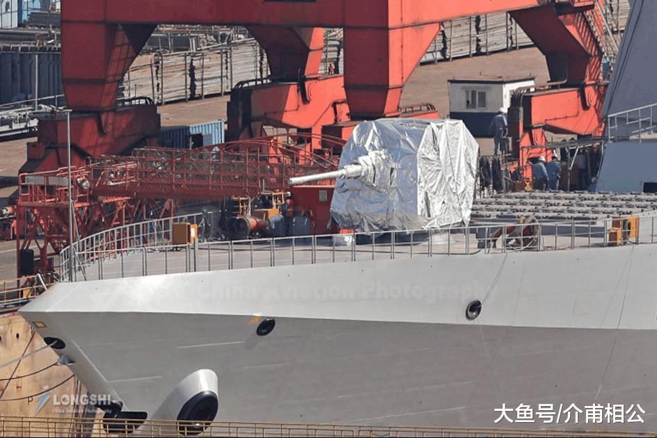 軍事: 130毫米艦炮在055上細得像牙籤, 網友直接把電磁炮搬上去了