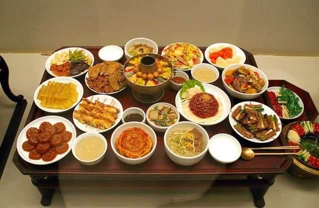 韩国人也过春节吃的也不赖,看桌上的美食就知