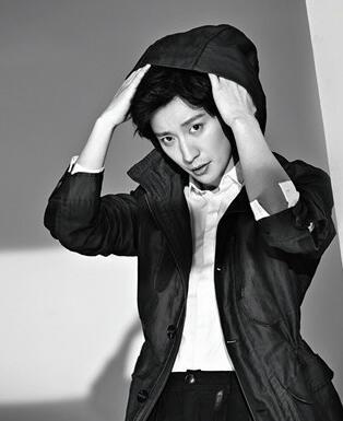 乔任梁生前经纪人辟谣:寿衣是我选 手肿所以遮