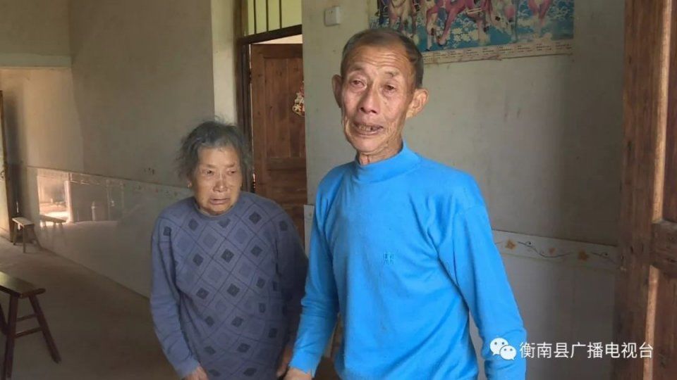 消防战士谢勇追悼会举行,爷爷奶奶却还在等孙