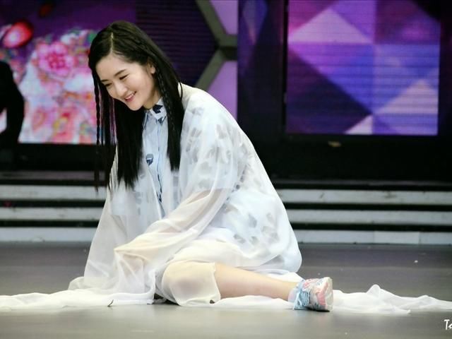 谢娜上快手热门!开通快手账号!三个视频涨粉九