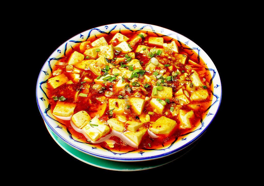 4、重庆：重庆小吃种类繁多，较为出名的有花溪王记牛肉粉、涪陵小吃老麻抄手、小脑壳特色烧烤、担担面、烫面油糕、莲茸层层酥、面包夹沙饼、鱼籽冬瓜排、蔬菜煎饼、糯米藕、椒盐花生、拔丝香蕉、油炸麻花鱼、棒棒鸡、红油抄手、石柱绿豆面、酸辣汤、鸳鸯火锅、酸辣豆花、麻婆豆腐、魔芋烧鸭、珍珠元子、串串香、涪陵油醪糟、香山蜜饼、酉阳麻辣牛肉片、重庆凉糍粑、忠县香山蜜饼、魔芋鸭火锅、山城小汤圆等。