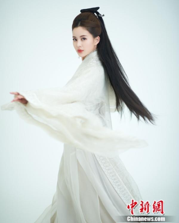 演员温心古装造型曝光 身着白裙演绎淡雅"仙子"