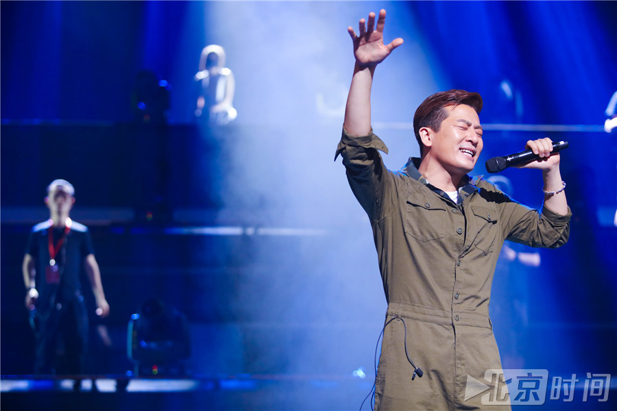 兴之所至，于毅在舞台中央疯狂地呐喊道：“感谢这个舞台让我能绽放自己的梦想，今天让我们一起绽放吧。”说罢，现场气氛被于毅的一番宣言所点燃，观众纷纷起身合唱。一曲唱毕，于毅调侃自己道：“今天喝了两杯红酒上台，再不轮到我酒劲儿就要过去了。”幽默感爆棚的言辞博得现场观众的阵阵笑声。