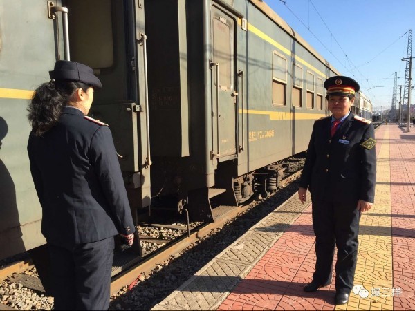 女列车长赵新华(右)正在巡视车厢