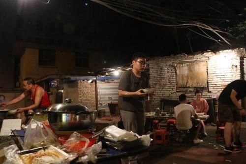 太原现原版《深夜食堂》,老汉靠零点后的方便