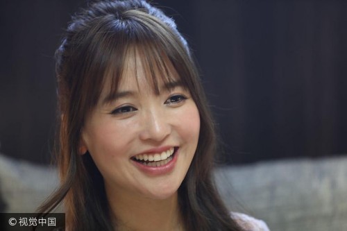 组图:金莎大笑惊爆鱼尾纹清纯不再 长裙飘逸与粉丝玩自拍