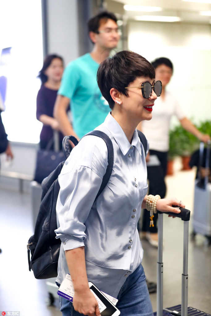 2017年5月23日,上海,国民媳妇海清现身机场,打扮朴素无人识,自己推
