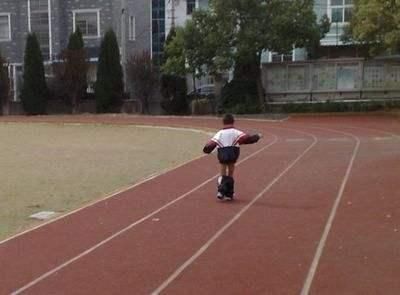 小学一年级男孩儿,被某个男同学扒裤子十几次