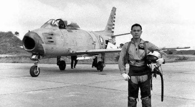那些叛逃至台湾的大陆飞行员,除了黄金和美女