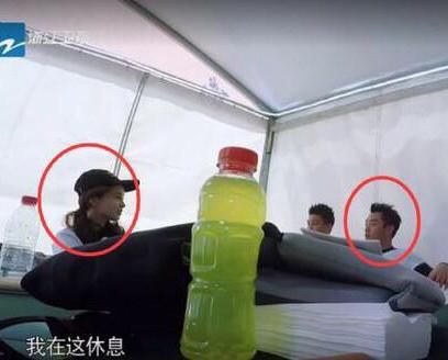 《奔跑吧》baby哭时,有注意郑恺的举动吗?