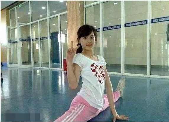 迪丽热巴站着秀一字马,却被网友想入非非,刘亦