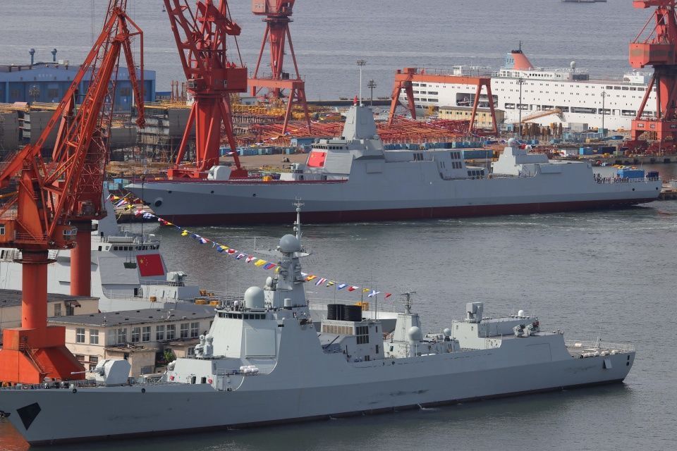 今日两艘055霸气下水,大连造船厂停满主力舰蔚为壮观