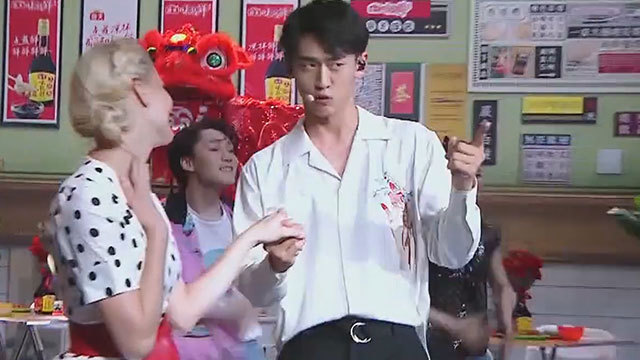 王天辰洒脱演绎《宫保鸡丁》 王天辰洒脱演绎《宫保鸡丁》
